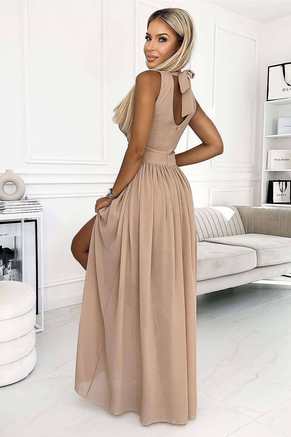 Robe chic beige longue fendue